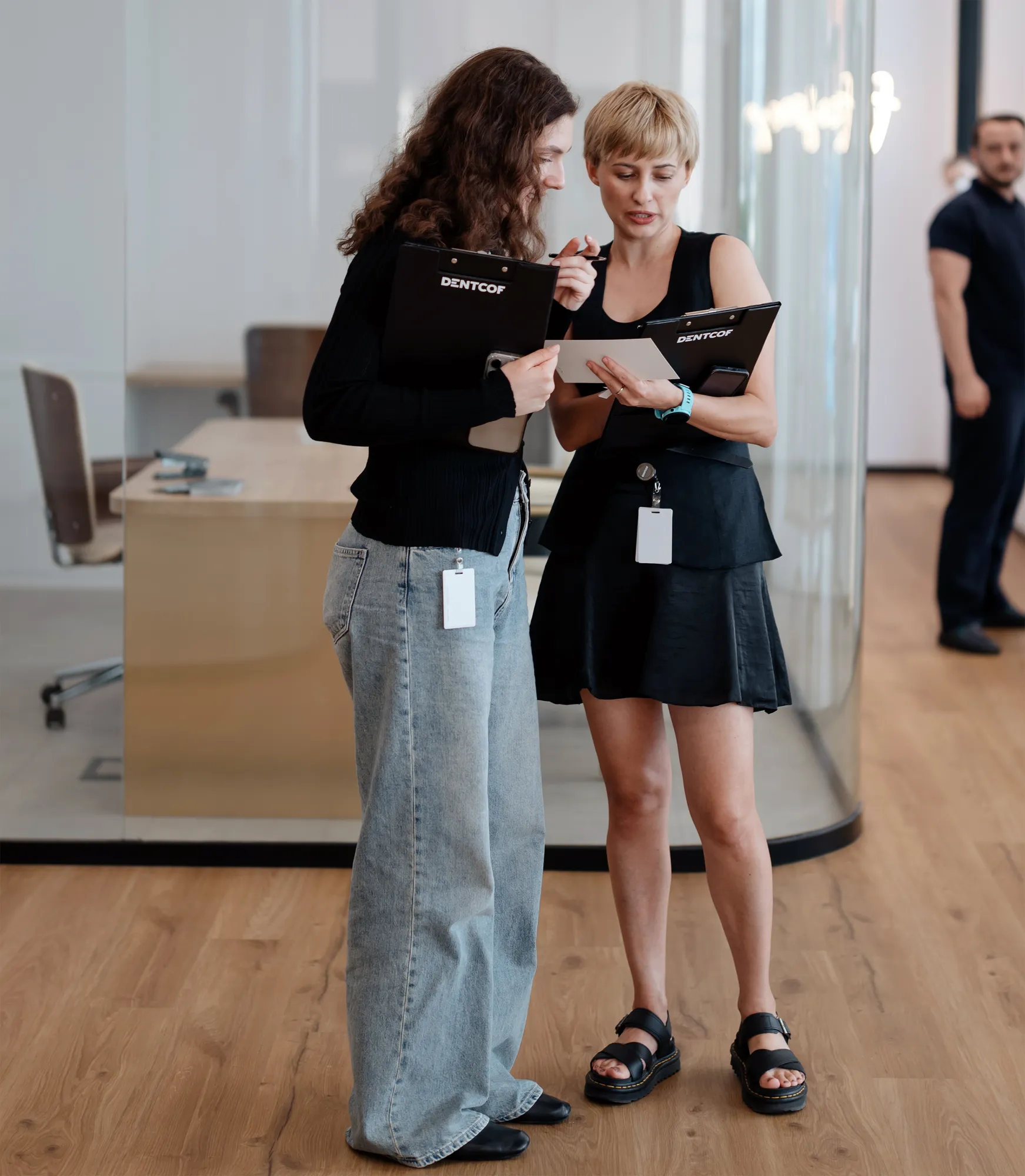 Doi membri ai echipei Dentcof discutând un plan de tratament
